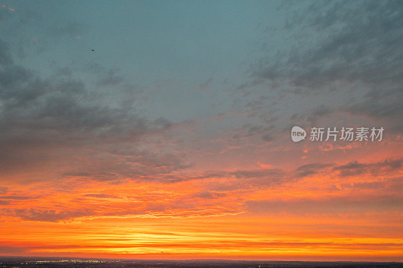 鸟瞰卢瑟福路和伊斯灵顿大道7月1日加拿大日，伍德布里奇住宅区，沃恩