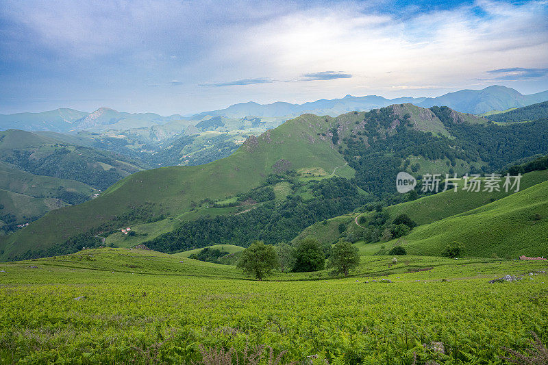 比利牛斯山脉的晨景