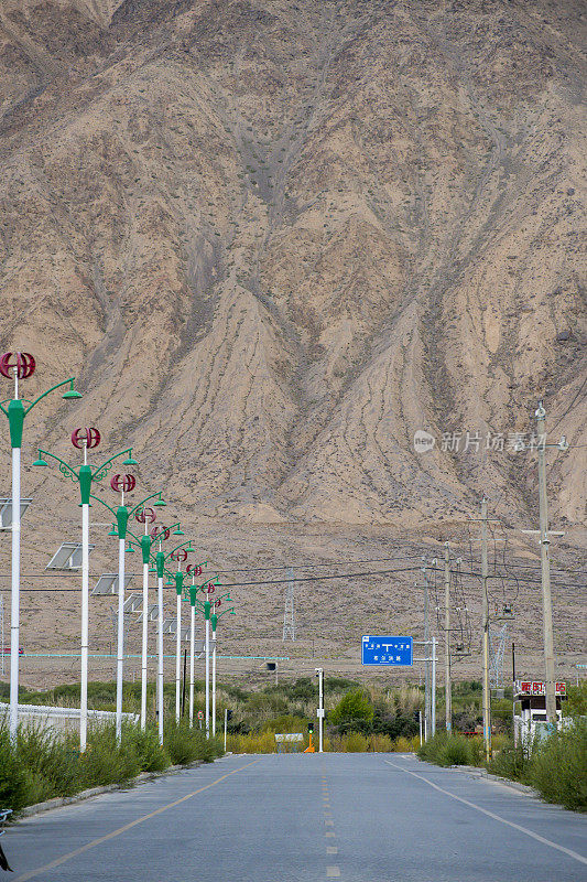这条路通往中国新疆省帕米尔高原的山区