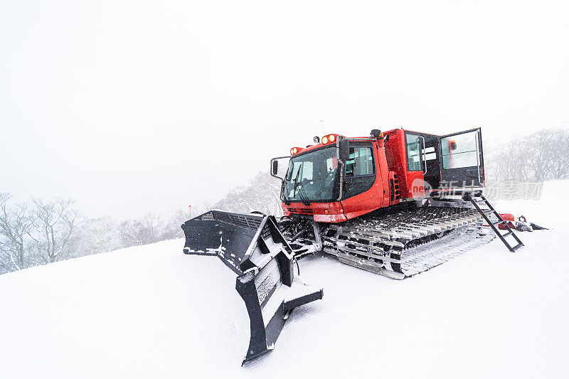 雪车一种大型履带式雪车，用于清理雪道