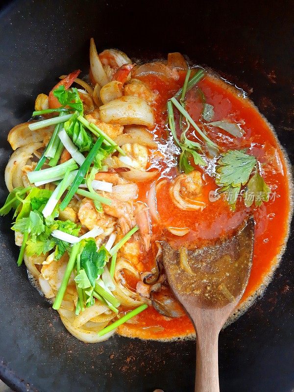 炒菜用咖喱粉炒鱿鱼和虾-食物准备。