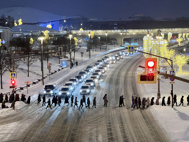 人们在莫斯科市中心过马路，俄罗斯