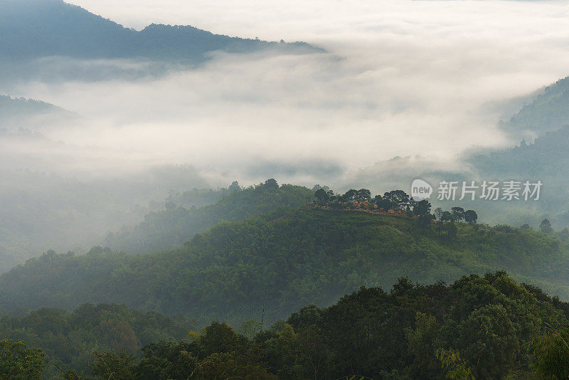 美丽的阳光在山上，一个雾蒙蒙的早晨在清莱，泰国