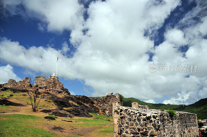 圣路易堡废墟，建在圣马丁马里格特(法国部分)的一块露头岩石上。