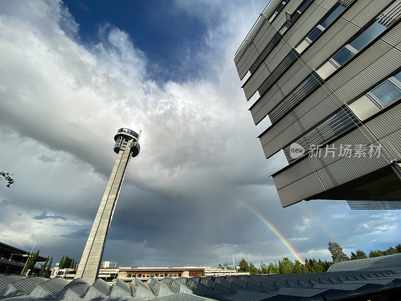 挪威奥斯陆加德默恩国际机场的机场控制塔和火车站雨棚屋顶