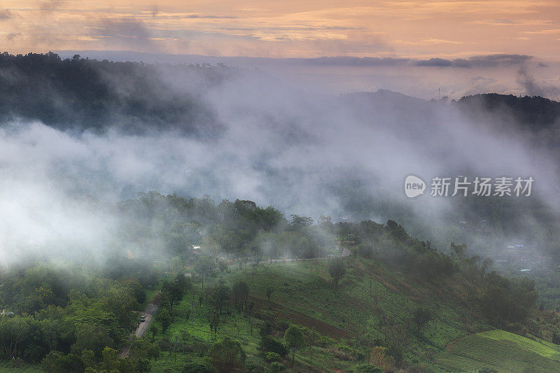 在泰国碧差汶省探索山和雾的本质