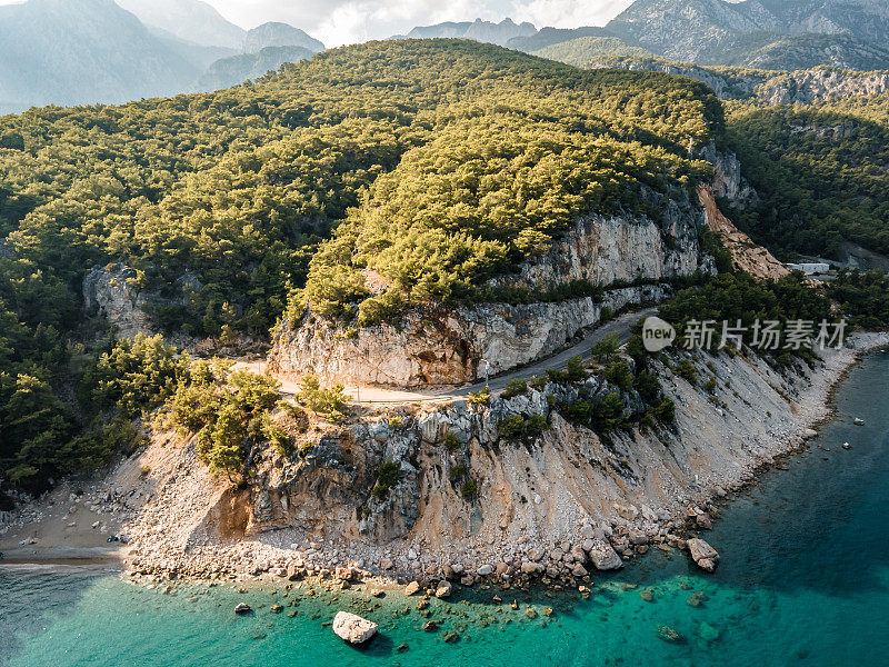 这条封闭的隧道是当地的地标。贝尔迪比，安塔利亚省，基梅尔地区，土耳其。