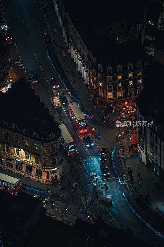 英国伦敦夜间街道上行驶的汽车和公共汽车的鸟瞰图