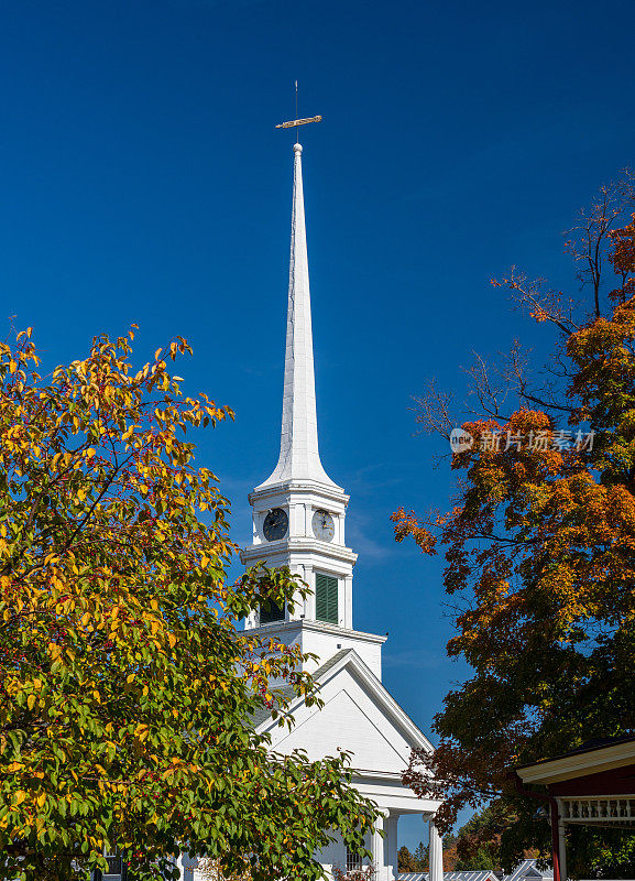 斯托社区教堂尖顶映衬着明亮的秋色