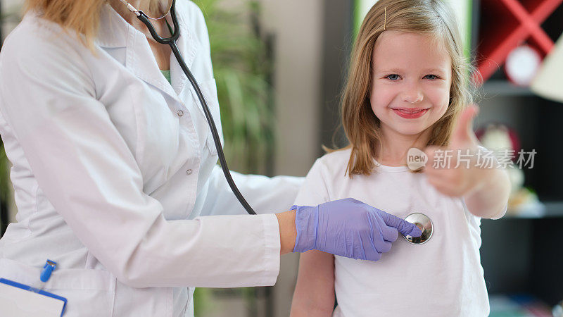 小女孩在医生预约时竖起大拇指