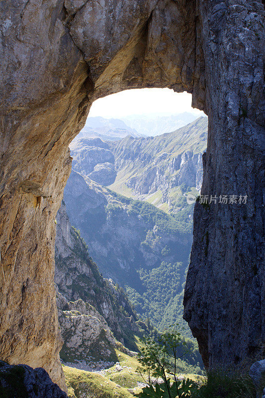 黑山共和国普罗克莱蒂耶国家公园里“亲吻的猫”独特的岩层