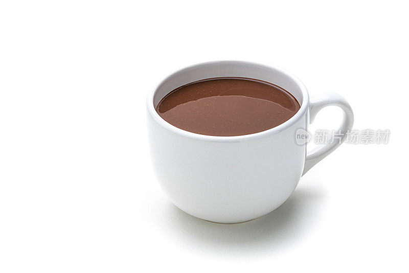 一杯融化的热巧克力孤立在白色
