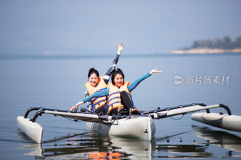 两个女子划船