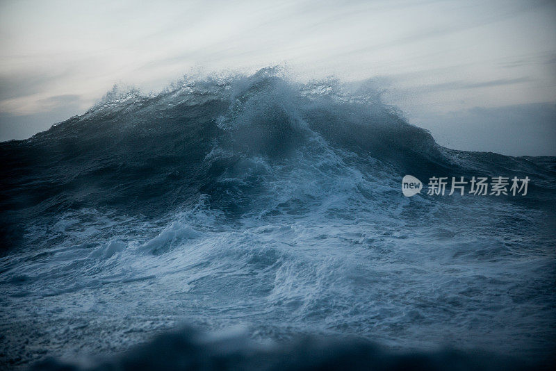 波涛汹涌的大海和海浪从一艘船