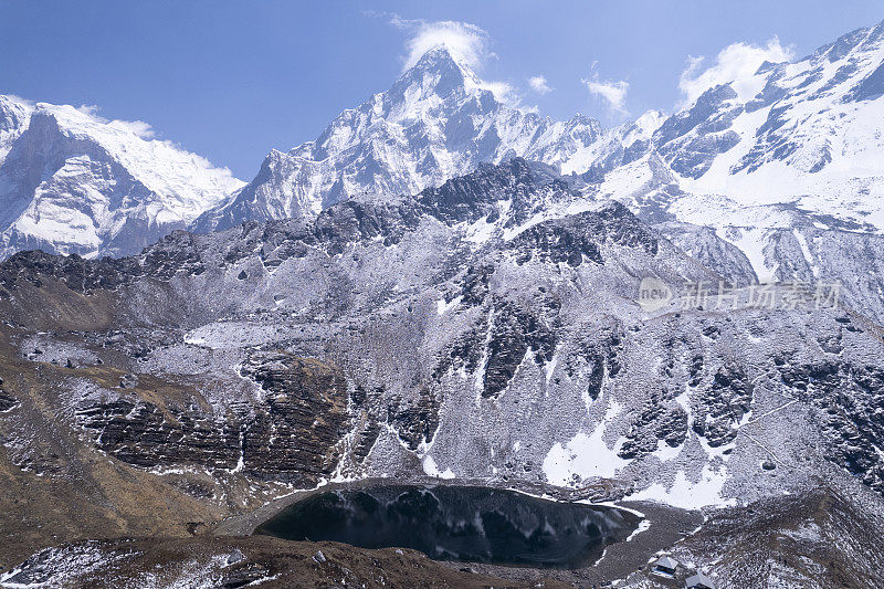 美丽的山间风景，从空中俯瞰，明亮的阳光下有一个山湖