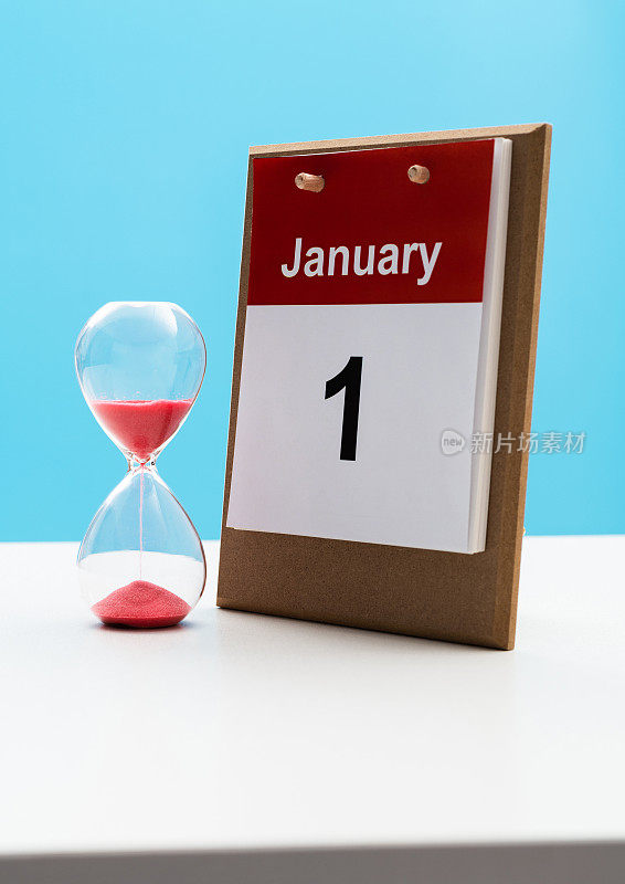 1月1日的日历和桌上的沙漏