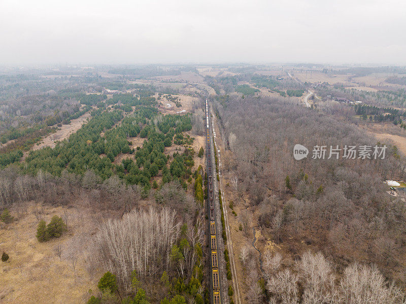 秋天，保护区的渡假河鸟瞰图。加拿大