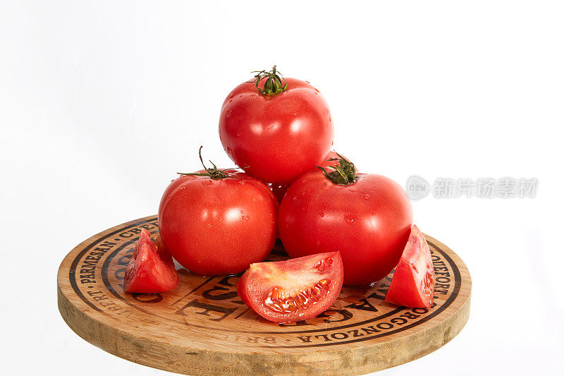 砧板上的新鲜西红柿