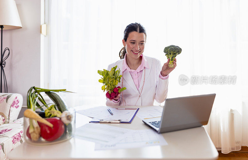 年轻的营养师进行虚拟咨询，与客户分享蔬菜建议