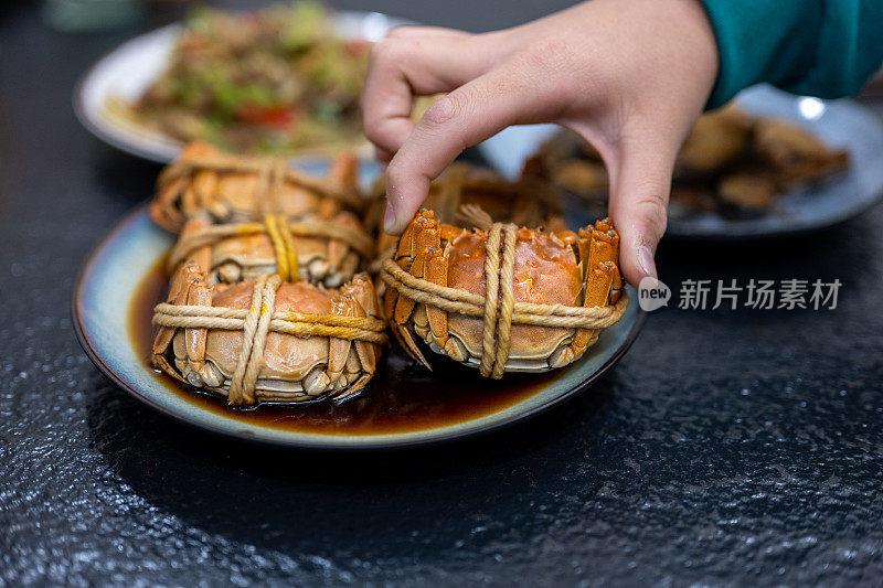 手握熟大闸蟹特写