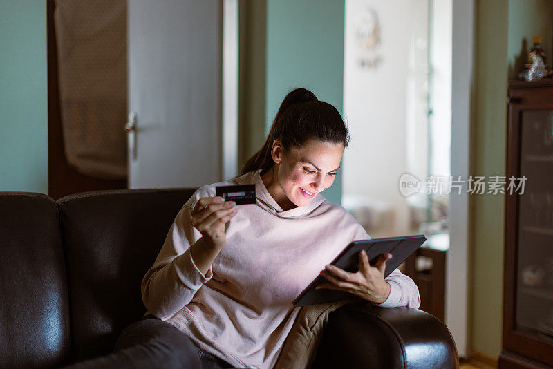 一位女士在网上用信用卡购物