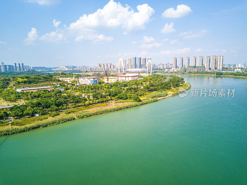中国广西南宁城市建筑景观与河岸