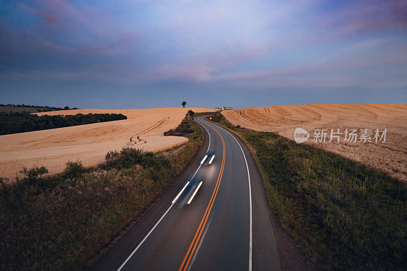 在农区道路上行驶的汽车