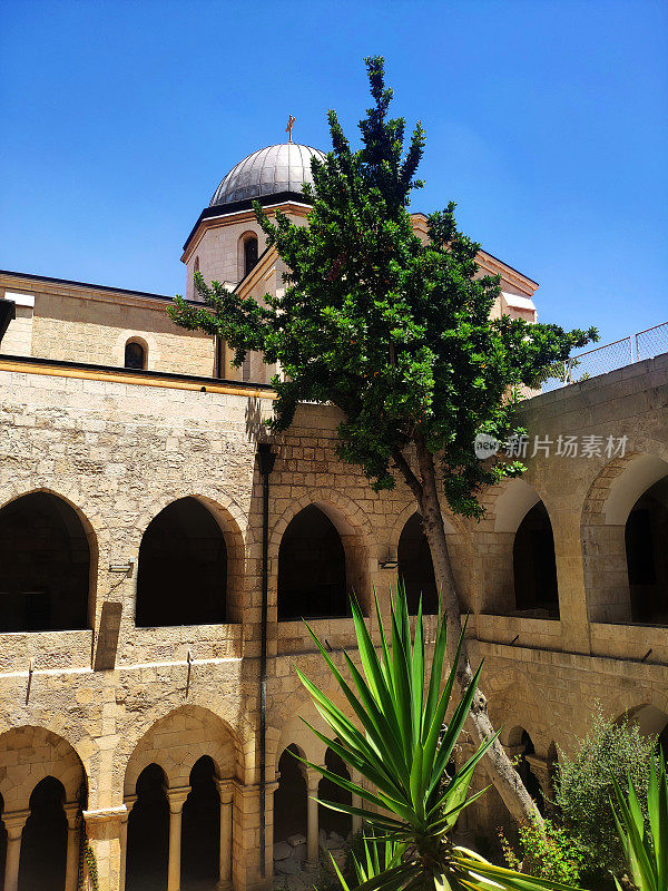 耶路撒冷老城一座教堂的庭院