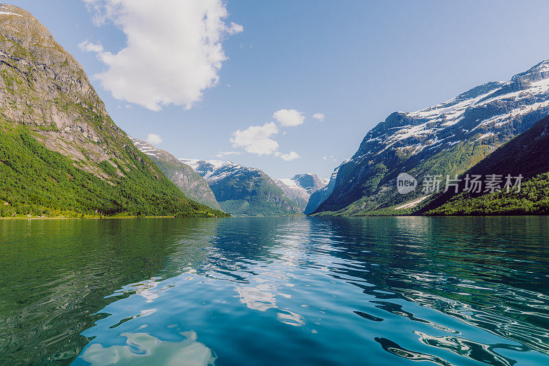 挪威洛瓦特内特湖与山脉的风景