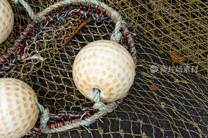 渔网上漂浮物的特写镜头