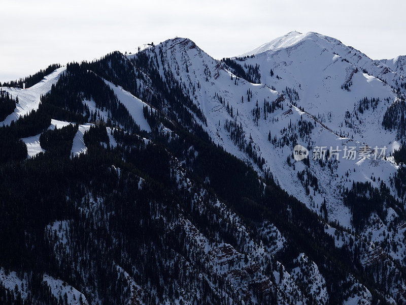 科罗拉多州阿斯彭高地滑雪场的冬季远景。