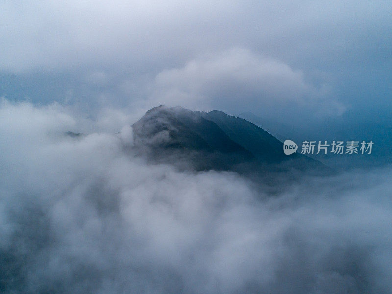 云雾笼罩着群山