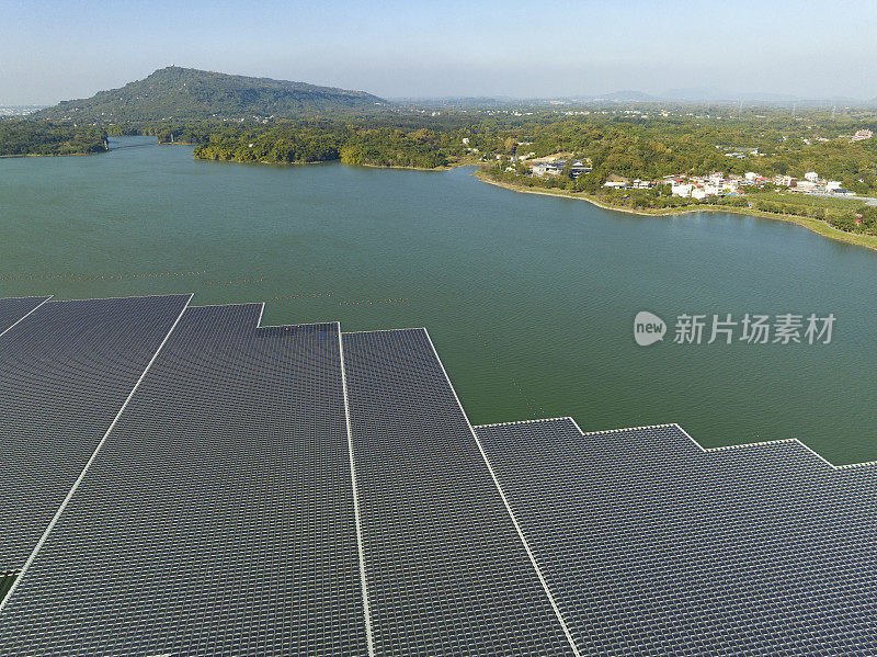 漂浮在水上的太阳能发电厂鸟瞰图