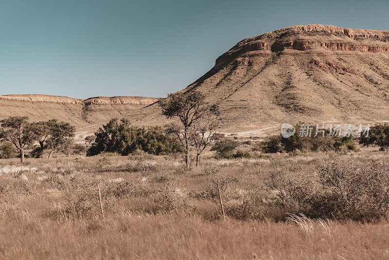 在非洲纳米比亚的自助狩猎之旅中驾车穿越美丽的风景