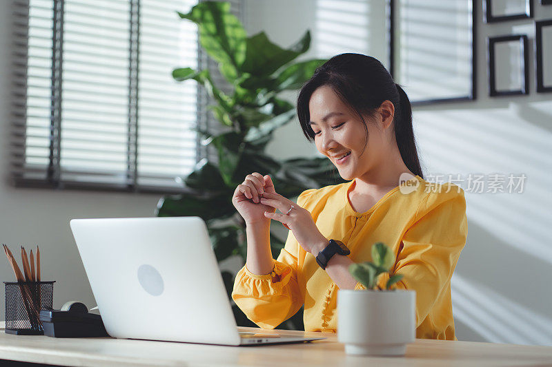 亚洲女人开心的笑着感觉坠入爱河。