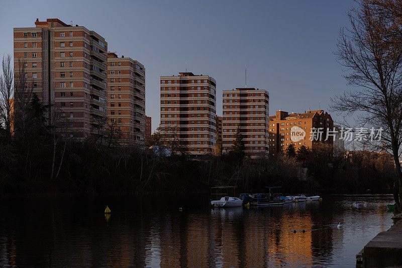 西班牙巴利亚多利德Pisuerga河畔的高层住宅