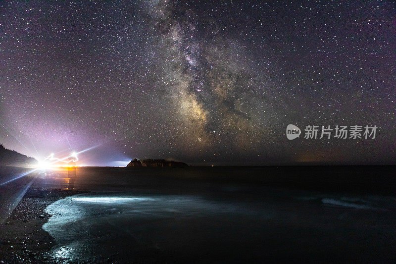 银河系天体摄影在海洋夜间星星光画长曝光光画