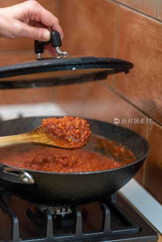 用番茄酱和青筋做素食肉酱