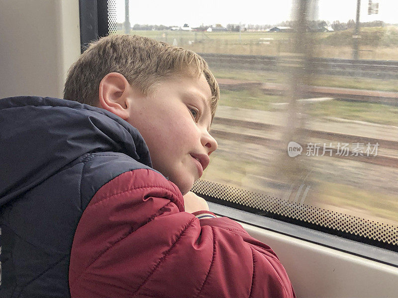 火车上的小男孩