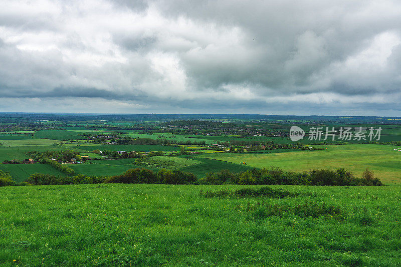 英国邓斯特布尔唐斯，夏天阴天从山上看到的英国风景