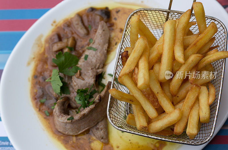 法国:传统午餐:鸭和薯条(装在篮子里)