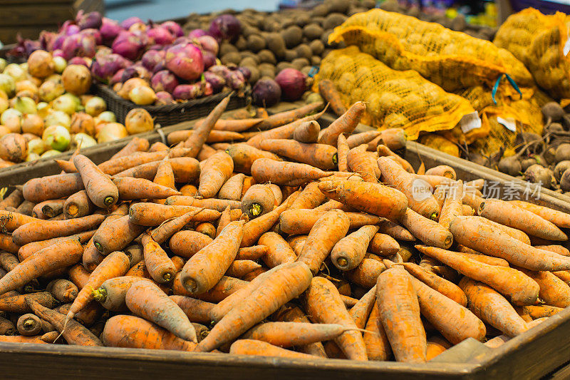 胡萝卜。甜菜，洋葱和土豆。秋季市场。蔬菜。素食主义。健康食品。选择