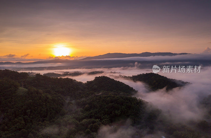 美丽的晨景日出和雾在山上