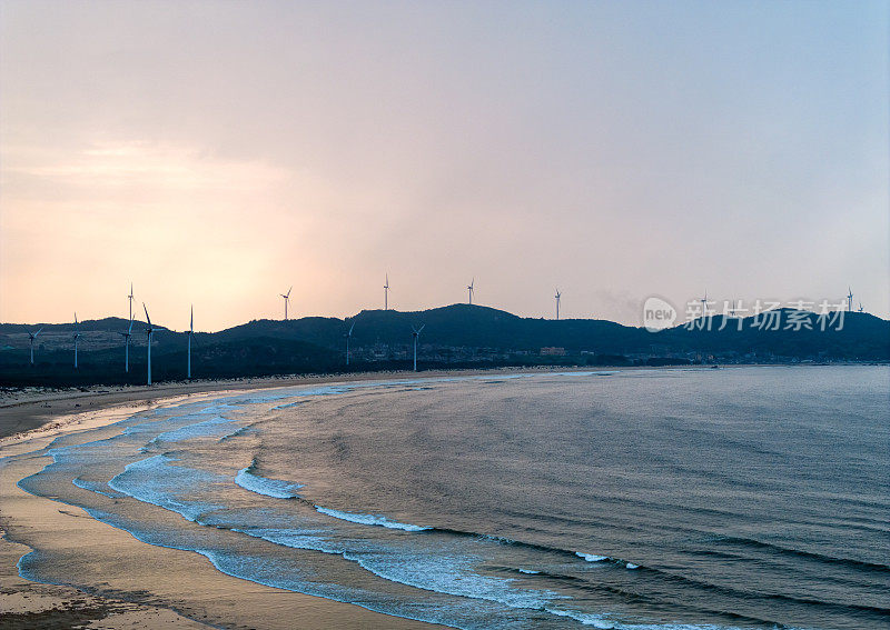 沿着海岸线的风力发电场