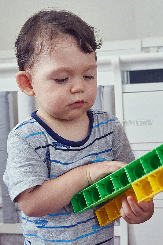 幼儿在玩五颜六色的塑料积木