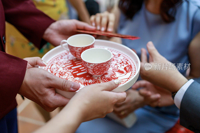 在中国的婚礼茶道中，长辈给新婚夫妇发红包