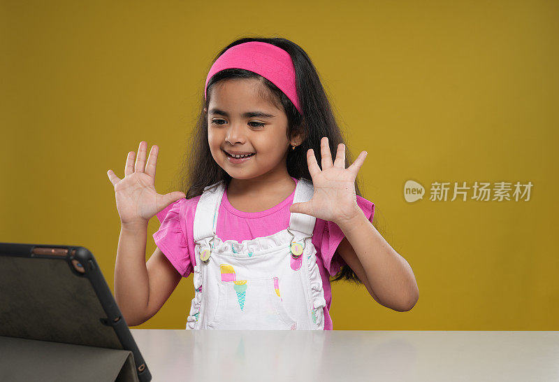 小女孩使用数码平板电脑学习