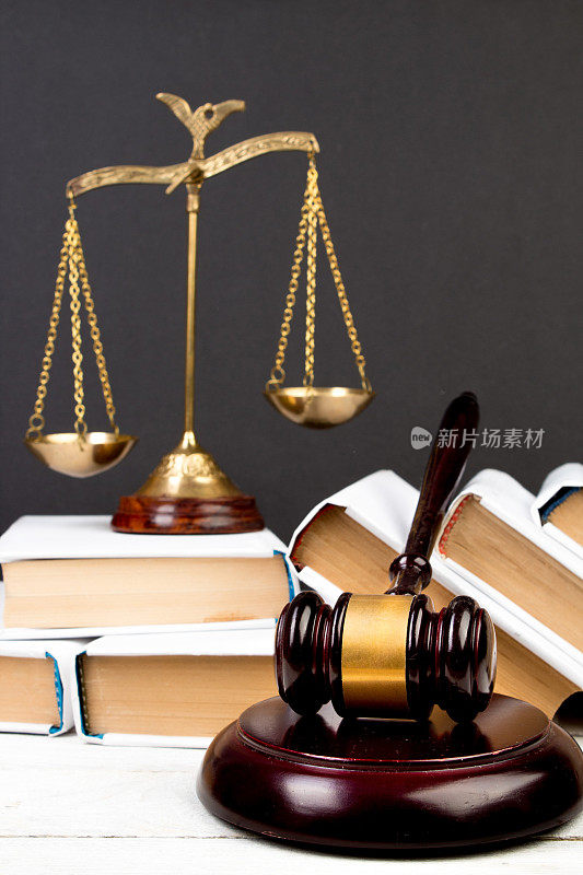 法律概念-打开法律书，法官的小木槌，天平，法庭或执法办公室桌子上的忒弥斯雕像。木桌，黑板背景。