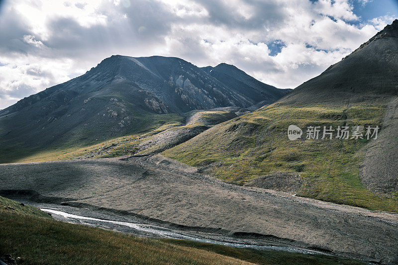 夏季的河谷山