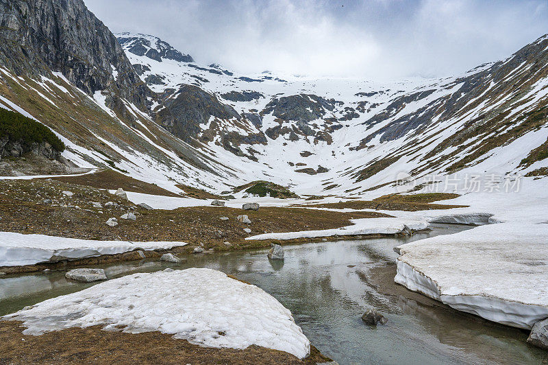 Kölnbreinbach在奥地利马尔他塔尔一个冰雪覆盖的山谷景观